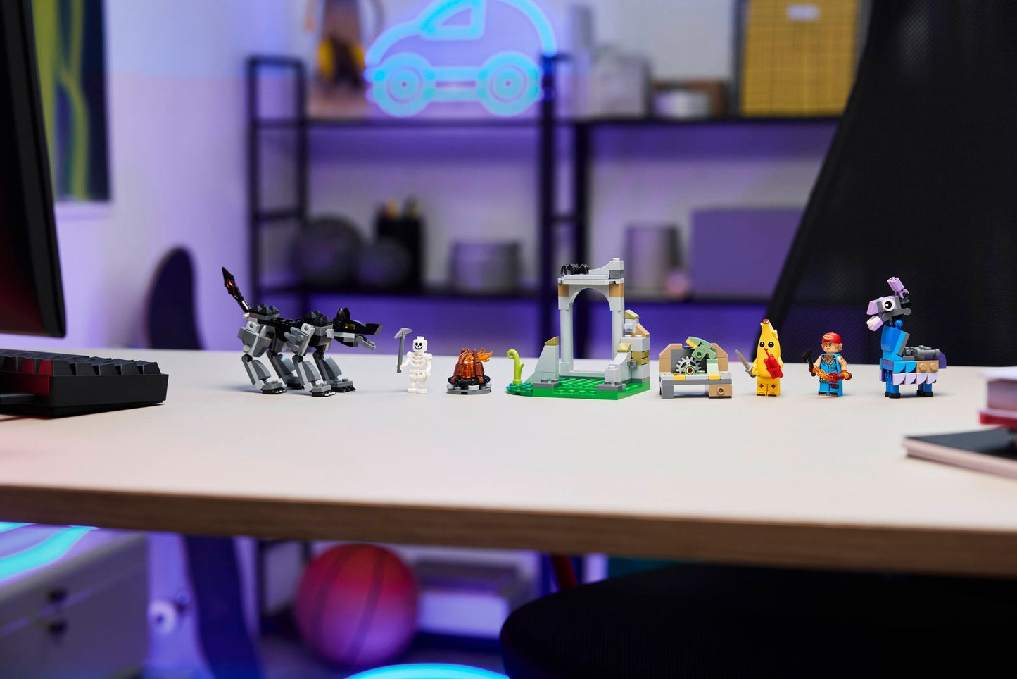 LEGO 77075 Fortnite Peely & Sparkplug's Camp