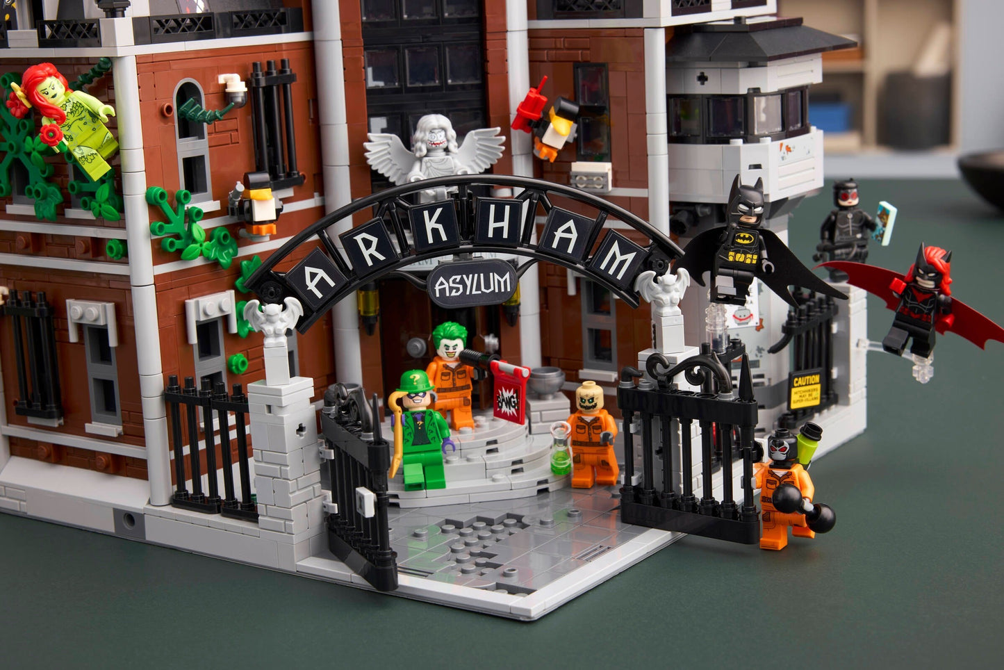 LEGO 76300 DC Comics Super Heroes Arkham Asylum