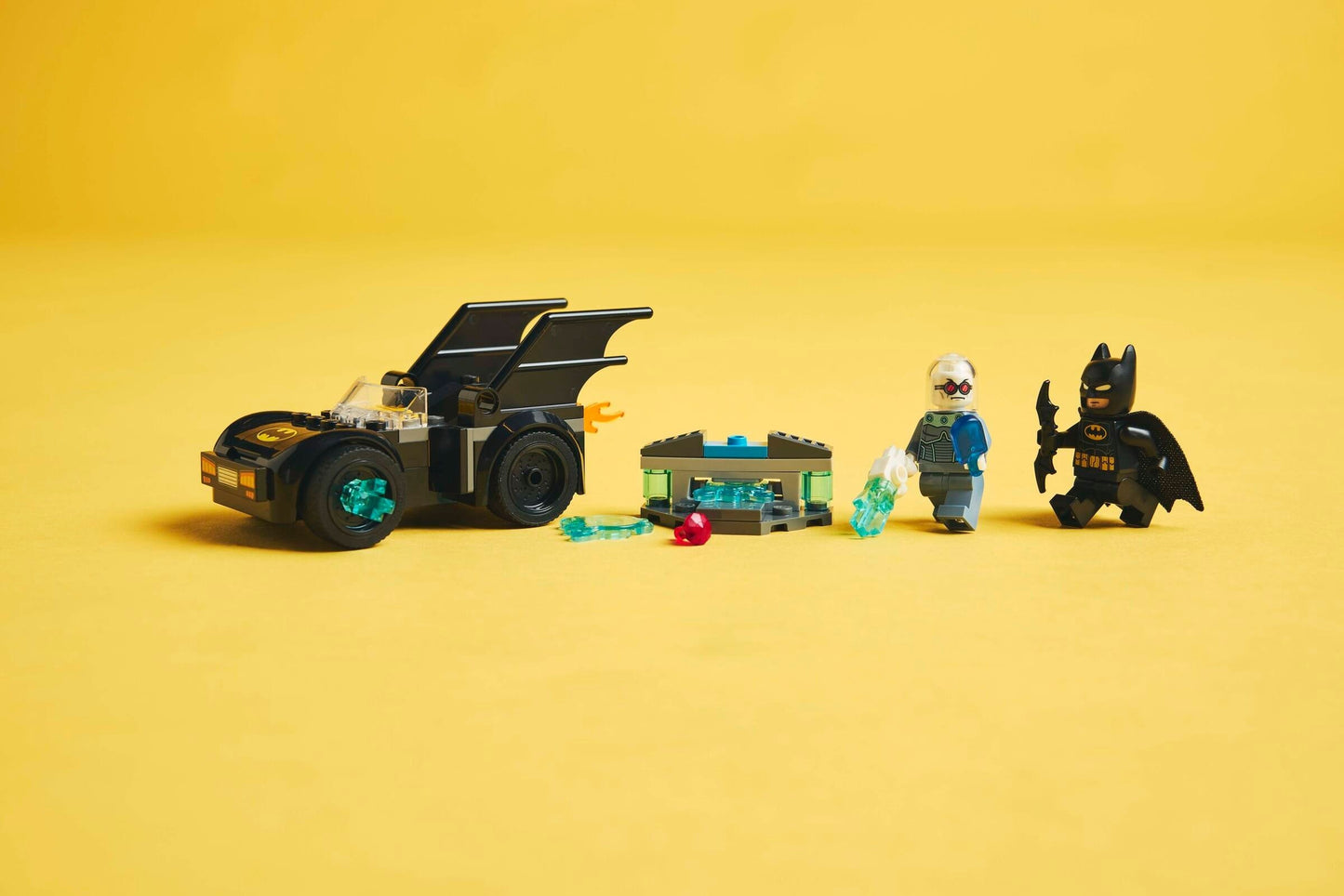 LEGO 76301 DC Comics Super Heroes Batman & Batmobile vs. Mr. Freeze