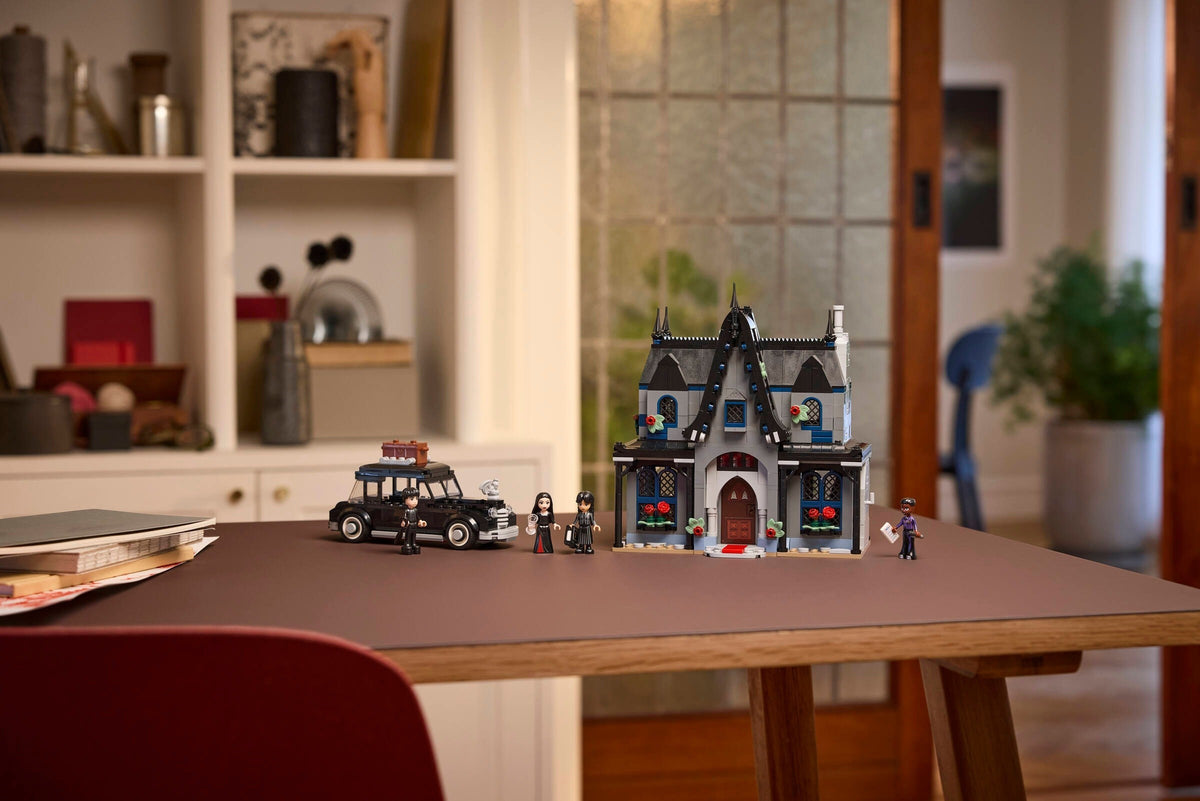LEGO 76786 Morticia's Cottage - imperfect box