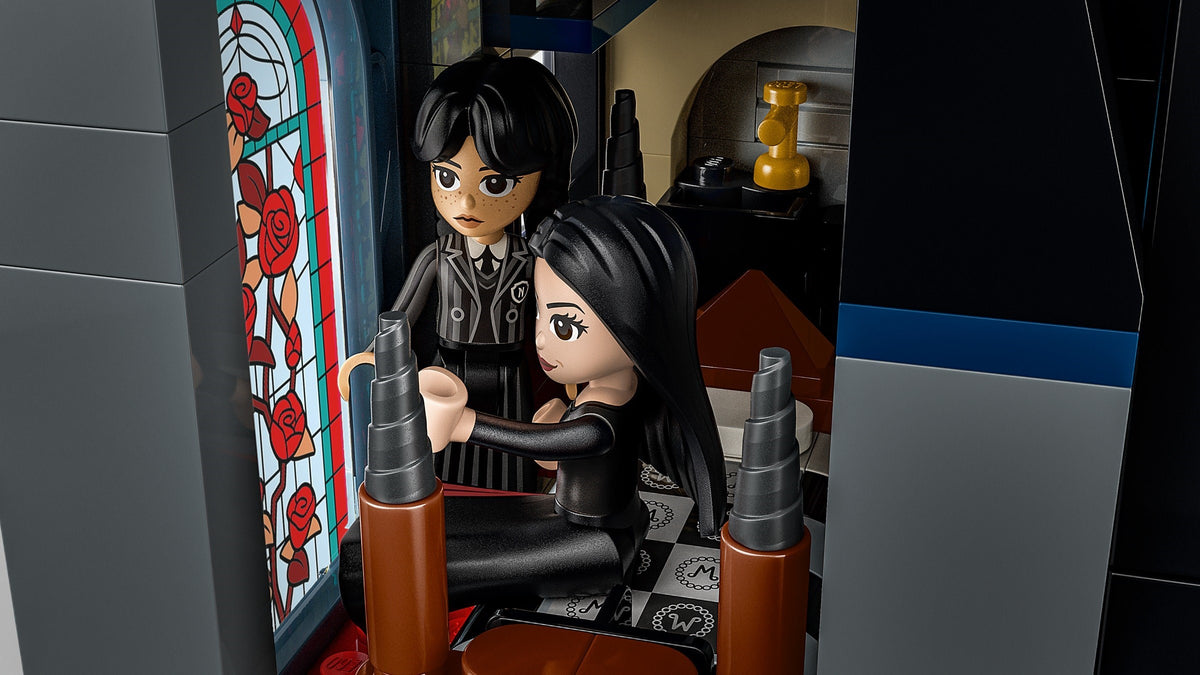 LEGO 76786 Morticia's Cottage - imperfect box