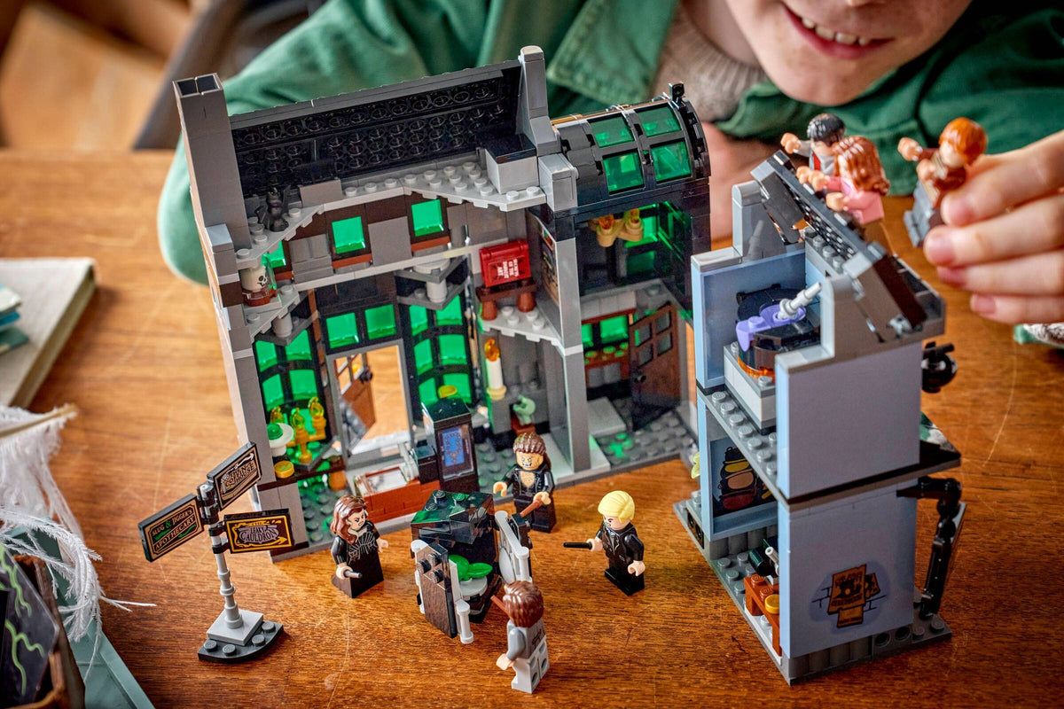 LEGO 76471 Knockturn Alley Wizarding Shops - imperfect box