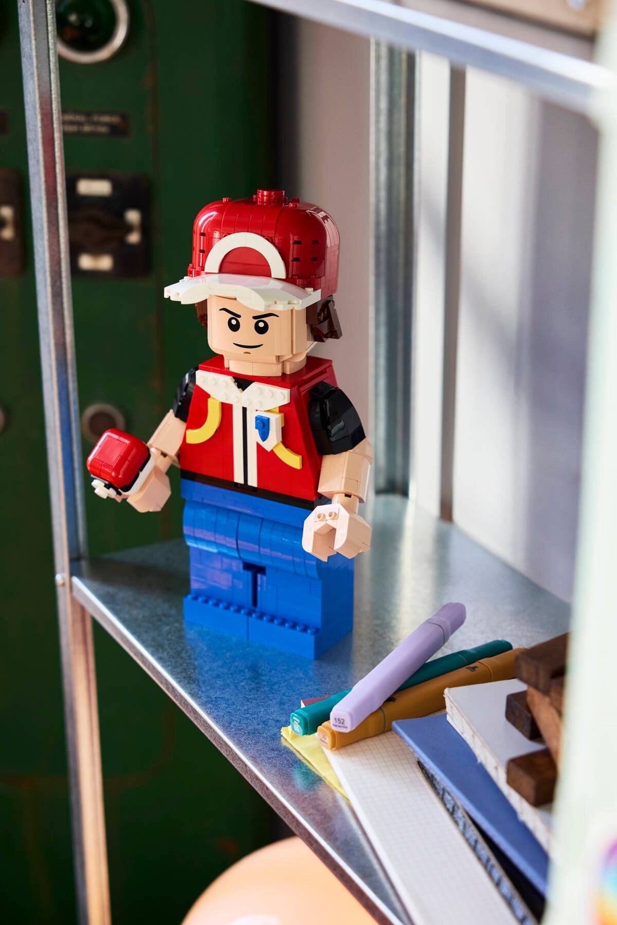 LEGO 40868 Up-Scaled Red Minifigure