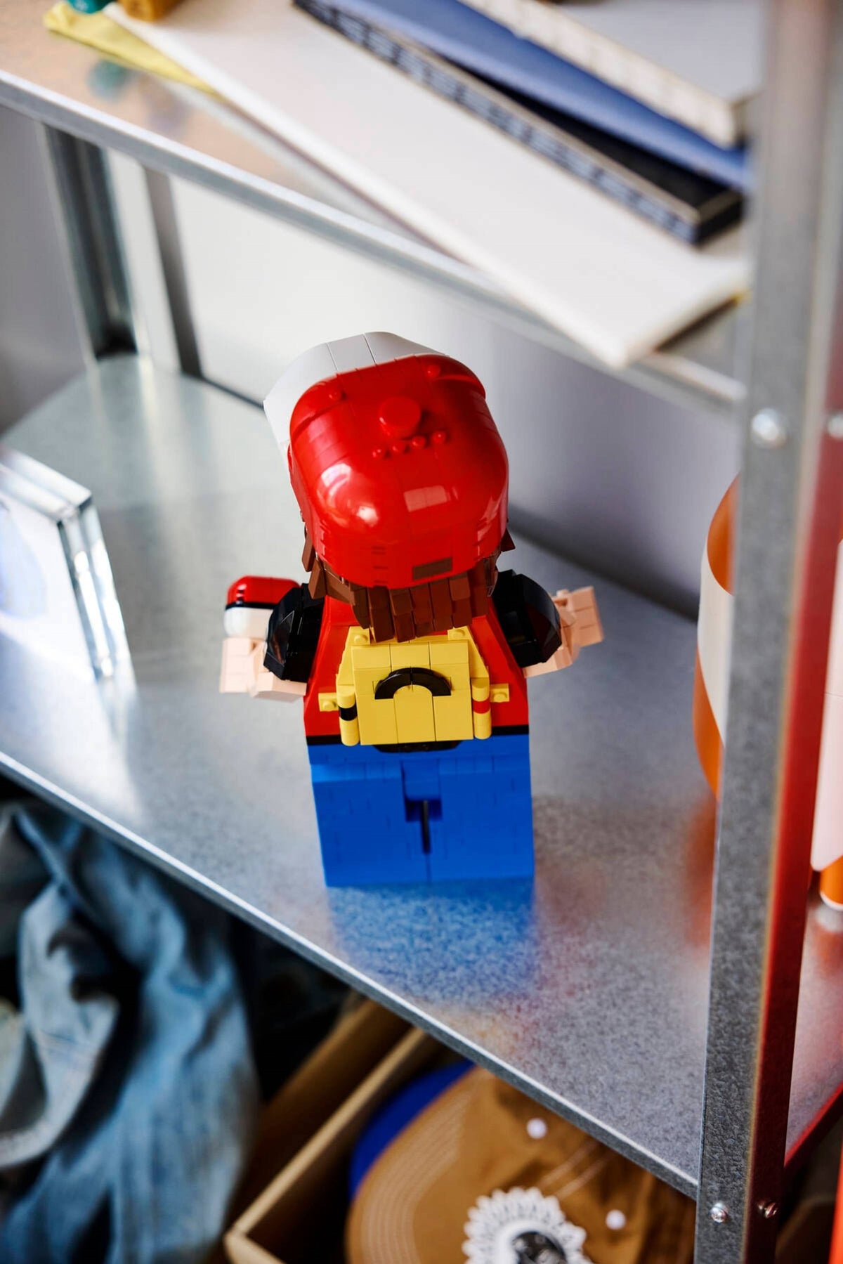 LEGO 40868 Up-Scaled Red Minifigure
