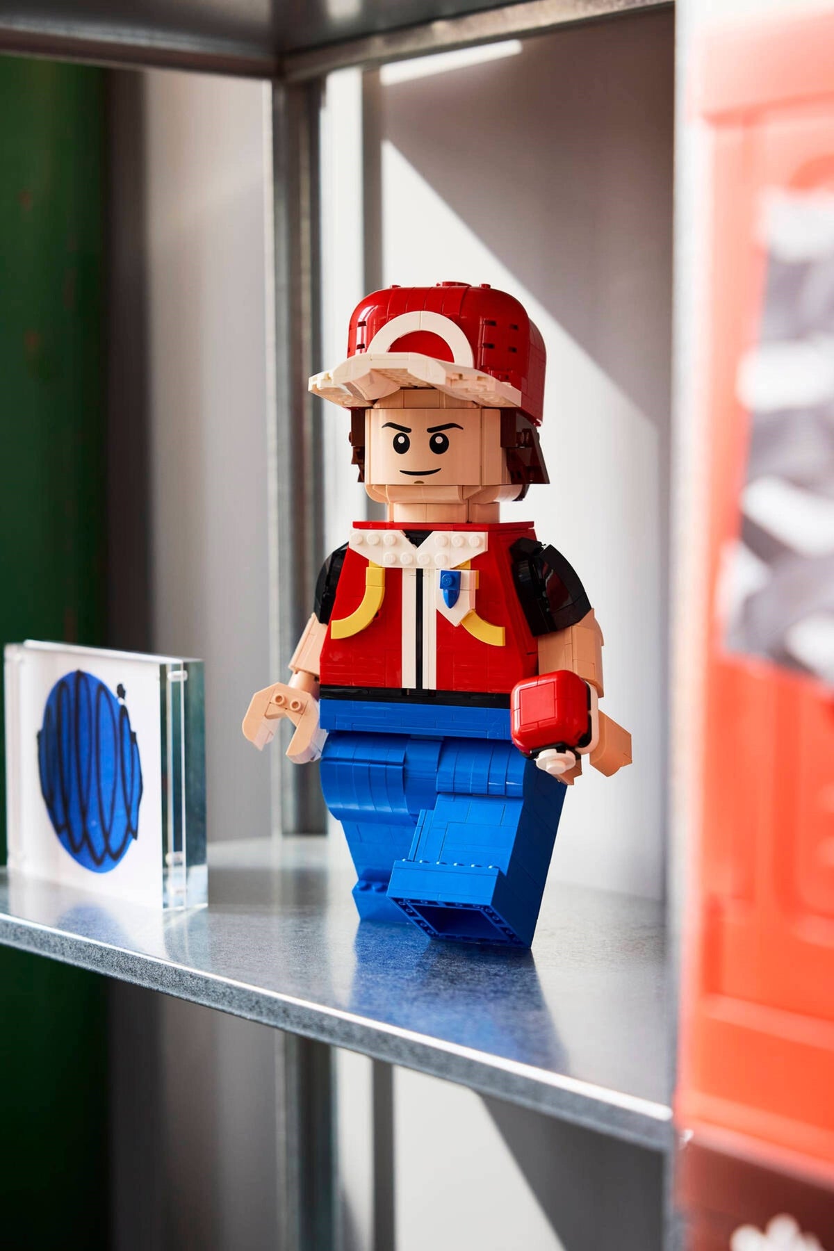LEGO 40868 Up-Scaled Red Minifigure
